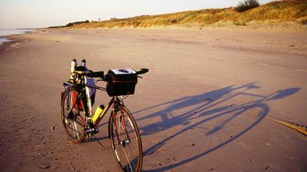 In guten alten Zeiten: Das Peugeot-Rad unseres Autors am einsamen polnischen Ostsee-Strand.