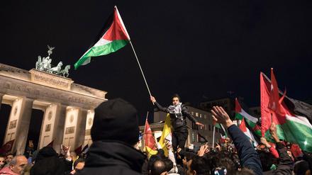Über 1000 Menschen protestieren auf dem Pariser Platz in Berlin als Reaktion auf die Anerkennung von Jerusalem als israelische Hauptstadt durch den US-Praesident Donald Trump. 