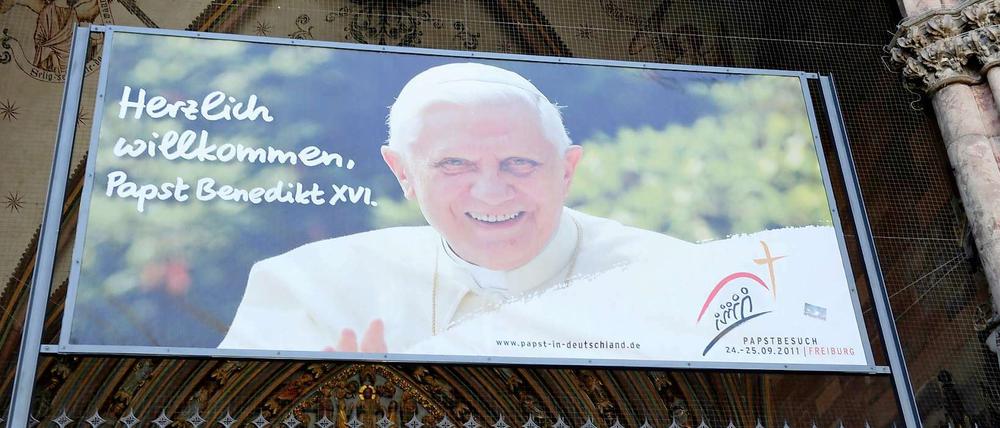 Herzlich Willkommen. In Freiburg hängen schon Plakate, die den Papst ankündigen.