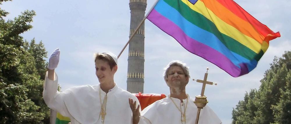 Über den Päpsten und dem Papa-Mobil wird wieder, wie am Christopher-Street-Day 2011, die Regenbogen-Fahne wehen. 