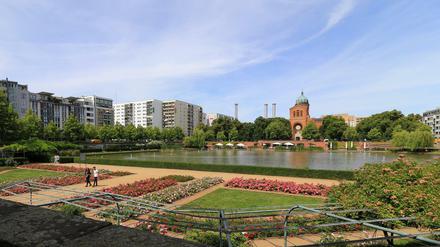 Park und See am Engelbecken vor der Katholischen Kirche St. Michael in Kreuzberg.