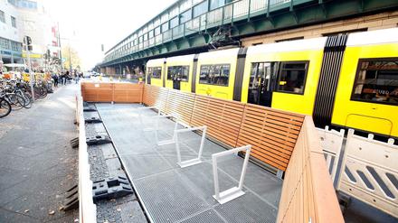 Umbau: Mit den Parklets in der Schönhauser Allee wird Radfahrern mehr Platz eingeräumt.