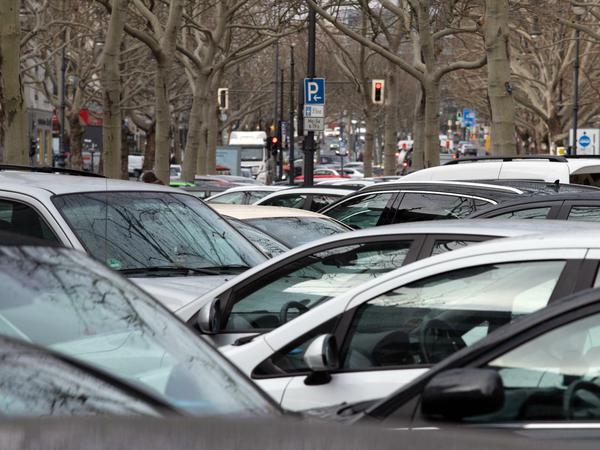 Autos parken dicht an dicht auf dem Mittelstreifen vom Kurfürstendamm.