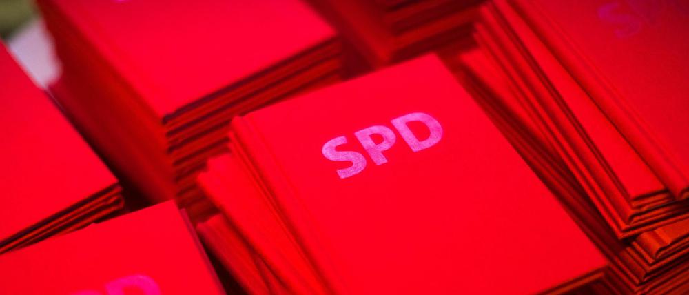 Neue Parteibücher der SPD liegen in der Geschäftsstelle des Landesverband Berlin der SPD bereit.