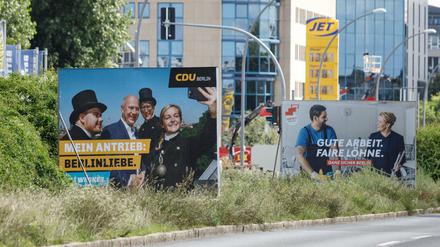 Auf einem Großflächen-Plakat wirbt die Berliner CDU mit dem Landesvorsitzenden Kai Wegner (links) für die Abgeordnetenhauswahl.