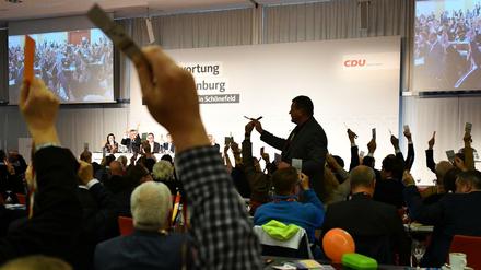 Die Delegierten in Schönefeld stimmen für den Koalitionsvertrag.