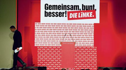 Der Landesvorsitzende der Berliner Partei Die Linke, Klaus Lederer, verlässt die Bühne des Parteitags. Im Vorfeld der Wahl stellen die Linken nun Bedingungen für eine Koalition.