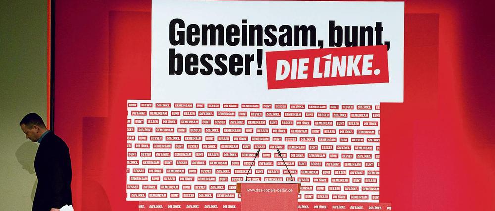 Der Landesvorsitzende der Berliner Partei Die Linke, Klaus Lederer, verlässt die Bühne des Parteitags. Im Vorfeld der Wahl stellen die Linken nun Bedingungen für eine Koalition.