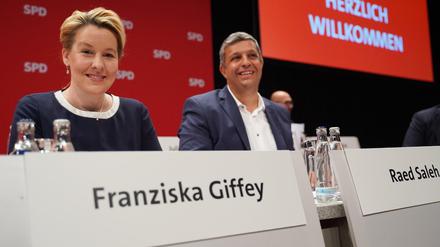 Franziska Giffey (SPD), Regierende Bürgermeisterin von Berlin, Raed Saleh (SPD), Fraktions- und Landesvorsitzender, kommen zum Landesparteitag ihrer Partei ins Estrel-Hotel.
