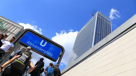 Bei dem Vorfall am U-Bahnhof Alexanderplatz zerrte eine 41-Jährige eine Jugendliche an den Haaren ins Gleisbett.