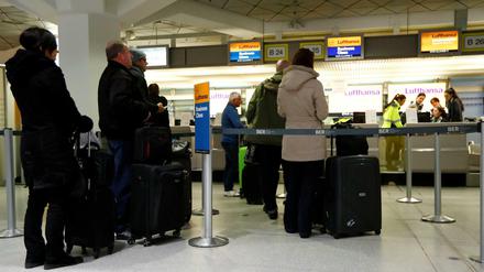 Warnstreik des Sicherheitspersonals: Passagiere stehen Schlange am Berliner Flughafen Tegel. 