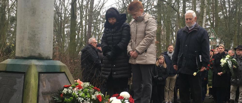 Petra Pau (Bildmitte) beim Gedenken an die Opfer des Holocausts in Berlin-Marzahn. Die Teilnahme der AfD sorgte für Proteste.