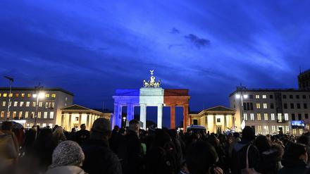 Das Brandenburger Tor in den Farben der Trikolore. Der Senat hat die Beleuchtung zum Gedenken an die Opfer angeordnet.