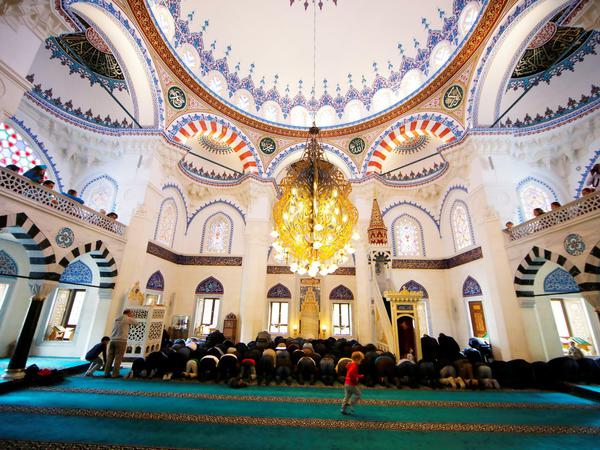 Muslime beten 2017 in der Sehitlik Moschee in Berlin, die zu DITIB gehört.
