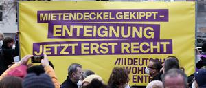 Ein Banner der Initiative "Deutsche Wohnen und Co enteignen" bei Protesten im April. Auch am Sonntag soll es wieder eine Demonstration geben.