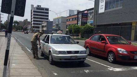 Ausgangssperre. Kontrolle auf den Straßen Limas.