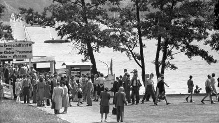 Berlin-Zehlendorf, 1952, irgendwo am Wannsee. Die Schiffe der Stern und Kreisschifffahrt fahren nach Kladow, zur Pfaueninsel, nach Moorlake. 