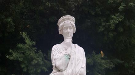 Die Schauspielerin Rahel Félix hatte einen legendären Auftritt am 13. Juli 1852 auf der Pfaueninsel. Daran erinnern diese Statue - und Fontane. 