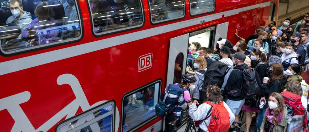 Zurückbleiben, bitte! Menschen drängen am Berliner Hauptbahnhof in einen Regionalzug der Linie RE5 nach Rostock.