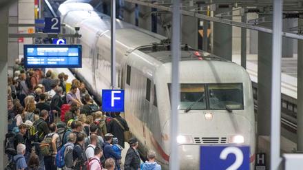Pfingst-Verkehr. Zahlreiche Reisende warten am Hauptbahnhof auf ihren Zug Richtung Köln. 