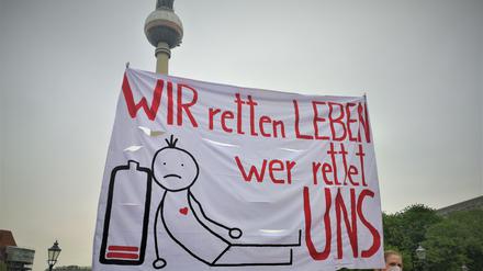 Pflegekräfte fordern in Berlin einen Tarifvertrag zur Entlastung auf den Stationen.