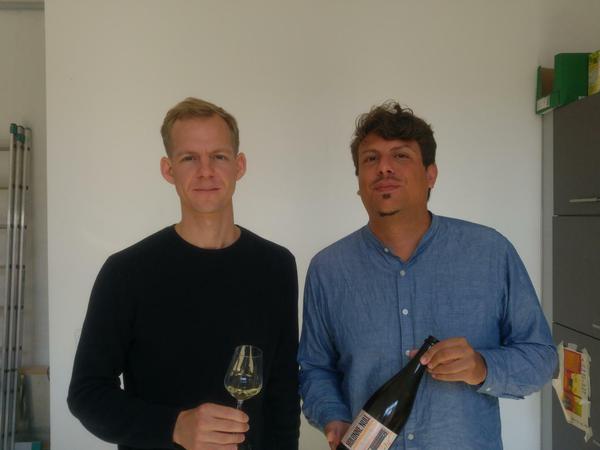 Philipp Rößle und Jeremias Loock im Berliner Büro von Kolonne Null - einem Produzenten von alkoholfreiem Wein.