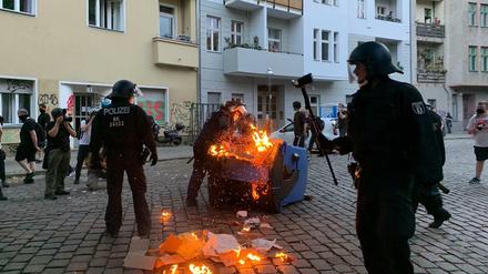 Bei der linken Demonstration im Neuköllner Schillerkiez kommt es zu Ausschreitungen. 