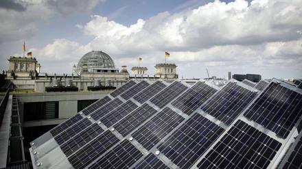 Photovoltaikanlage auf dem Dach des Jakob-Kaiser-Hauses . Im Hintergrund der Reichstag. Künftig soll ein Drittel der Berliner Dächer mit Solarzellen bedeckt sein.