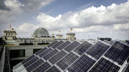 Photovoltaikanlage auf dem Dach des Jakob-Kaiser-Hauses in Mitte. Berlins Schuldächer sehen bisher noch leer aus. 