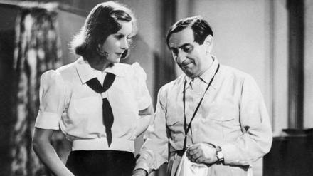 Ernst Lubitsch spricht mit Greta Garbo am Filmset von "Ninotchka" 1939.
