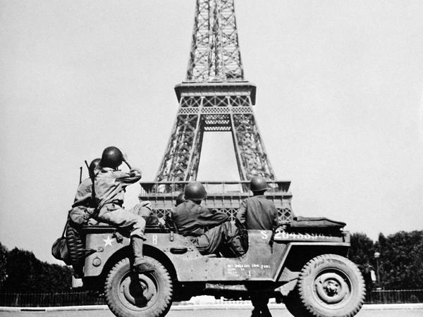 Der Ur-Vater aller Jeeps - hier im August 1944 in Paris - ziert als Silhouette den Automatik-Wählhebel des Wrangler Unlimited 4xe.