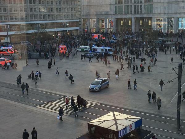 Einsatzkräfte am Alexanderplatz nach der Schlägerei