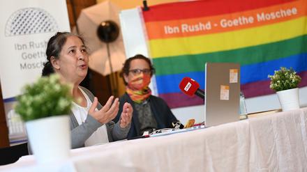 Seyran Ates, Rechtsanwältin, und Jörg Steinert, noch Geschäftsführer des Lesben - und Schwulenverbands, stellen die Anlaufstelle Islam und Diversity (AID) der Ibn Rushd-Goethe Moschee vor.