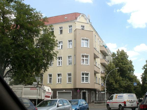 Eines Wohnhaus an der Harzer Straße in Neukölln, das unter Quarantäne gestellt wurde. Im Bezirk Neukölln wurden aufgrund einer Vielzahl von COVID-19-Erkrankungen mehrere Wohnhäuser unter Quarantäne gestellt, um eine weitere Ausbreitung der Infektion zu verhindern.