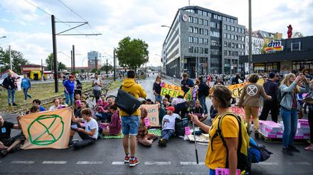 Klimaaktivisten der Bewegung "Extinction Rebellion" blockieren nach einer Pressekonferenz die Warschauer Straße.