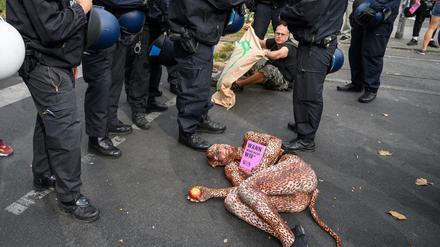 Radikal und kreativ: eine Klimaaktivistin von "Extinction Rebellion" liegt bei einer Blockade der Warschauer Straße.