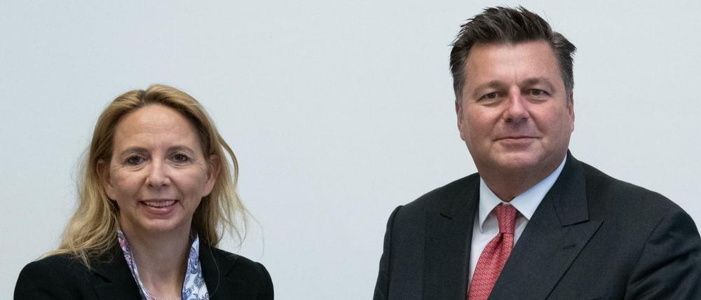 Polizeipräsidentin Barbara Slowik und Innensenator Andreas Geisel (SPD) halten die polizeiliche Kriminalstatistik 2018 in den Händen. 