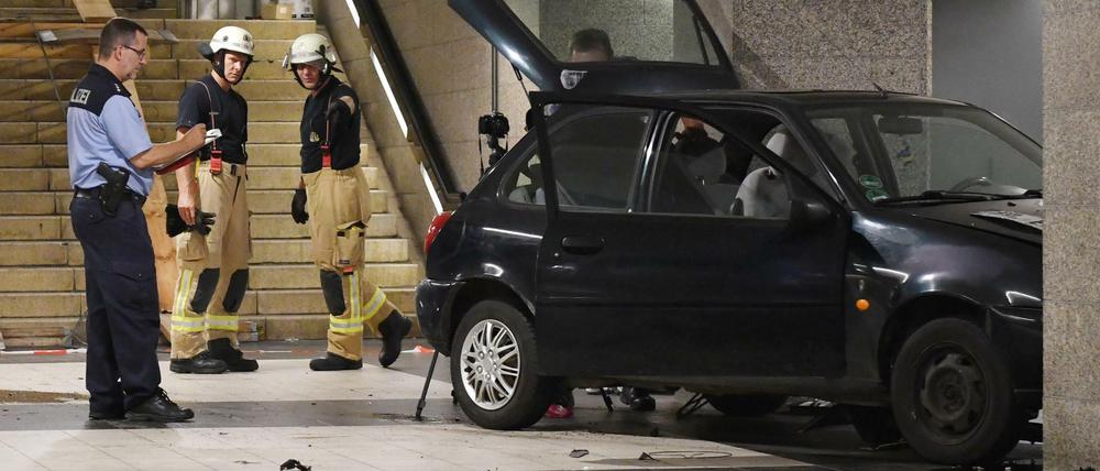 Ende einer Flacht: Der Ford Fiesta prallte im U-Bahnhof gegen einen Pfeiler.