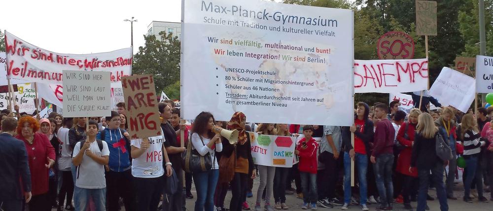 Lautstark, zahlreich und erfolgreich demonstrierten am Donnerstag Schüler und Lehrer des Max-Planck-Gymnasiums gegen die Schließung.