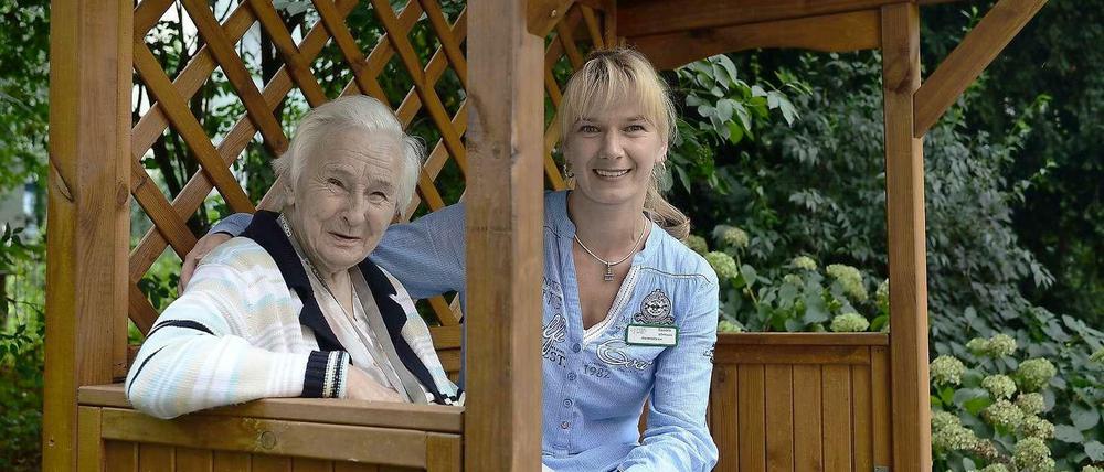 Laube der Liebe. Der riesige Garten des Pflegewohnheims Plänterwald wurde in Eigeninitiative gestaltet. Hier sitzen Bewohnerin Johanna Koslowsky,85, und Heimleiterin Daniela Ullmann gern beisammen. 