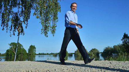 Ministerpräsident Matthias Platzeck (SPD) verschaffte sich am Mittwoch in Mühlberg einen eigenen Eindruck vom Hochwasser-Krisenmanagement.