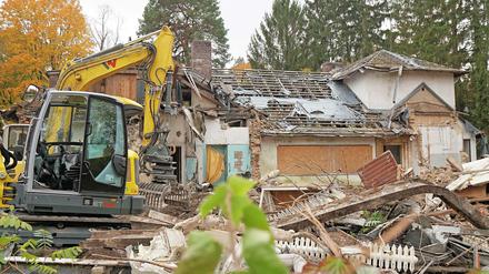 Teile der Poelzig-Villa sind schon abgerissen. Neue Eigentümer wollen an gleicher Stelle ein Haus mit sieben Wohnungen bauen. 
