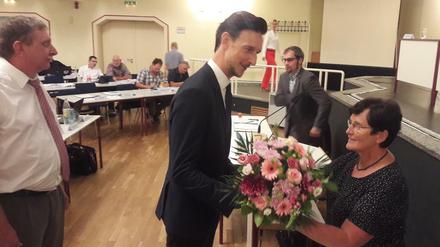 SPD-Stadtrat Gordon Lemm überreicht Bürgermeisterin Dagmar Pohle Blumen. Links wartet der AfD-Verordnete Bernd Pachal.