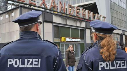 Auf Streife. Polizisten wie auch alle anderen Beamte bekommen ab August mehr Geld. Und die SPD will noch einen Aufschlag.