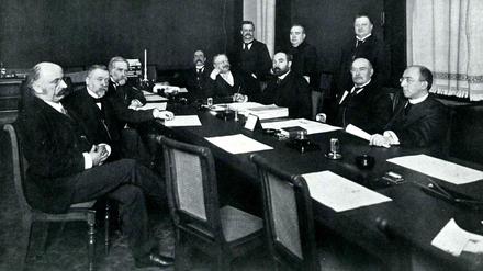 Mitglieder der Polen-Fraktion sitzen um einen Tisch in ihrem Fraktionszimmer im Preußischen Abgeordnetenhaus. Das Foto stammt aus dem Jahr 1902.
