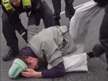 Klimaaktivist klagt gegen Schmerzgriff: Diskussion um Maßnahmen der Berliner Polizei soll vor Gericht