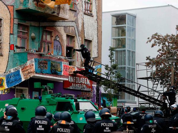Polizeieinsatz bei der Räumung der "Liebig34" im vergangenen Oktober.