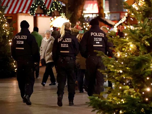 Auch Polizisten sollen das Sicherheitsgefühl auf dem Breitscheidplatz stärken.