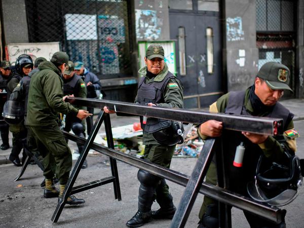 Polizeikräfte sichern den bolivianischen Kongress - seit Wochen toben Unruhen und Proteste in dem Andenstaat. 