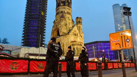 Polizisten bewachen den Breitscheidplatz nach dem Anschlag vom Dezember.